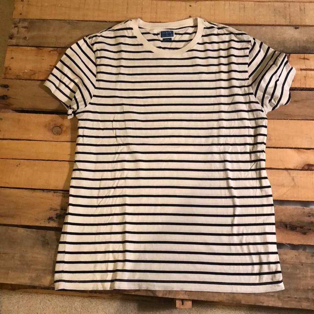 Men’s crew neck t-shirt.